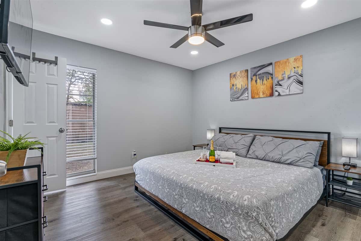 Elegant bedroom with king size bed, smart TV and own bathroom. Enjoy the comfort while staying at your home far from home. Do you love what you see? Don't think twice and send us an inquiry as soon as possible!