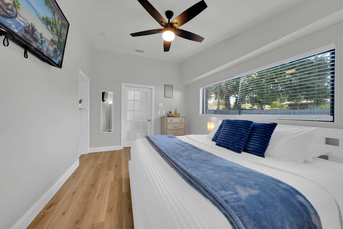 The king bed is where the beach day finally catches up with you. Fresh linens, ceiling fan turning, a Smart TV for whatever you fall asleep to, and blackout-quiet nights on a residential street with no traffic outside.