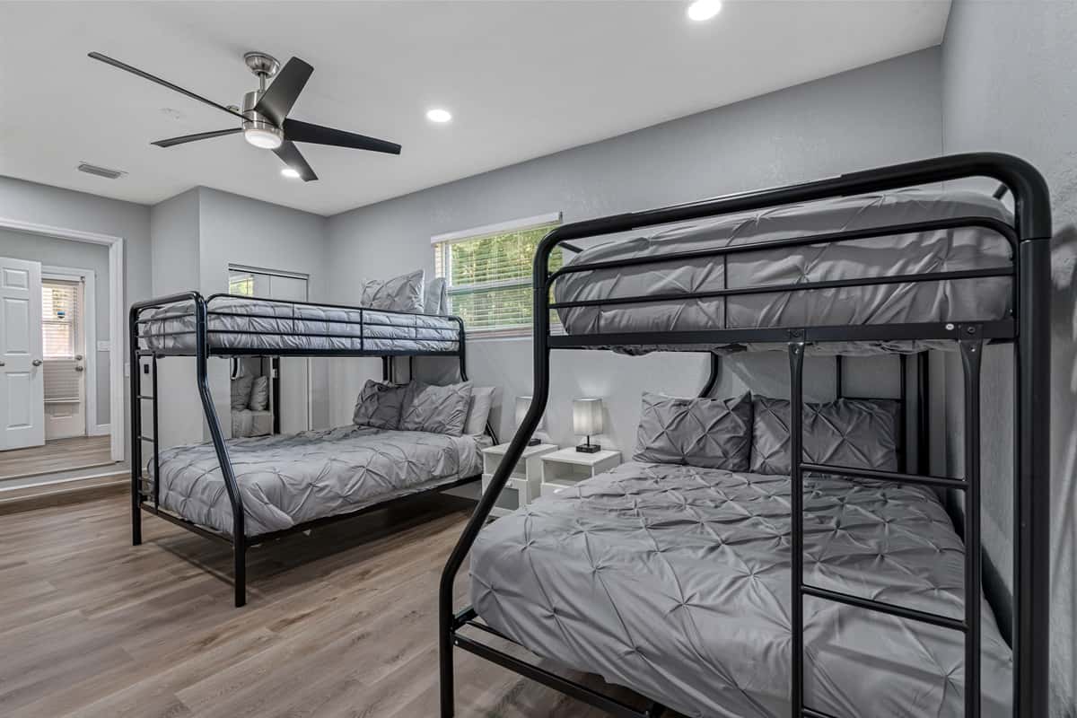 Have a lot of kids joining the trip? This spacious bedroom has 2 bunkbeds great for sleepovers and has its own smart TV! If you like this idea, don''t hesitate to send us a message!