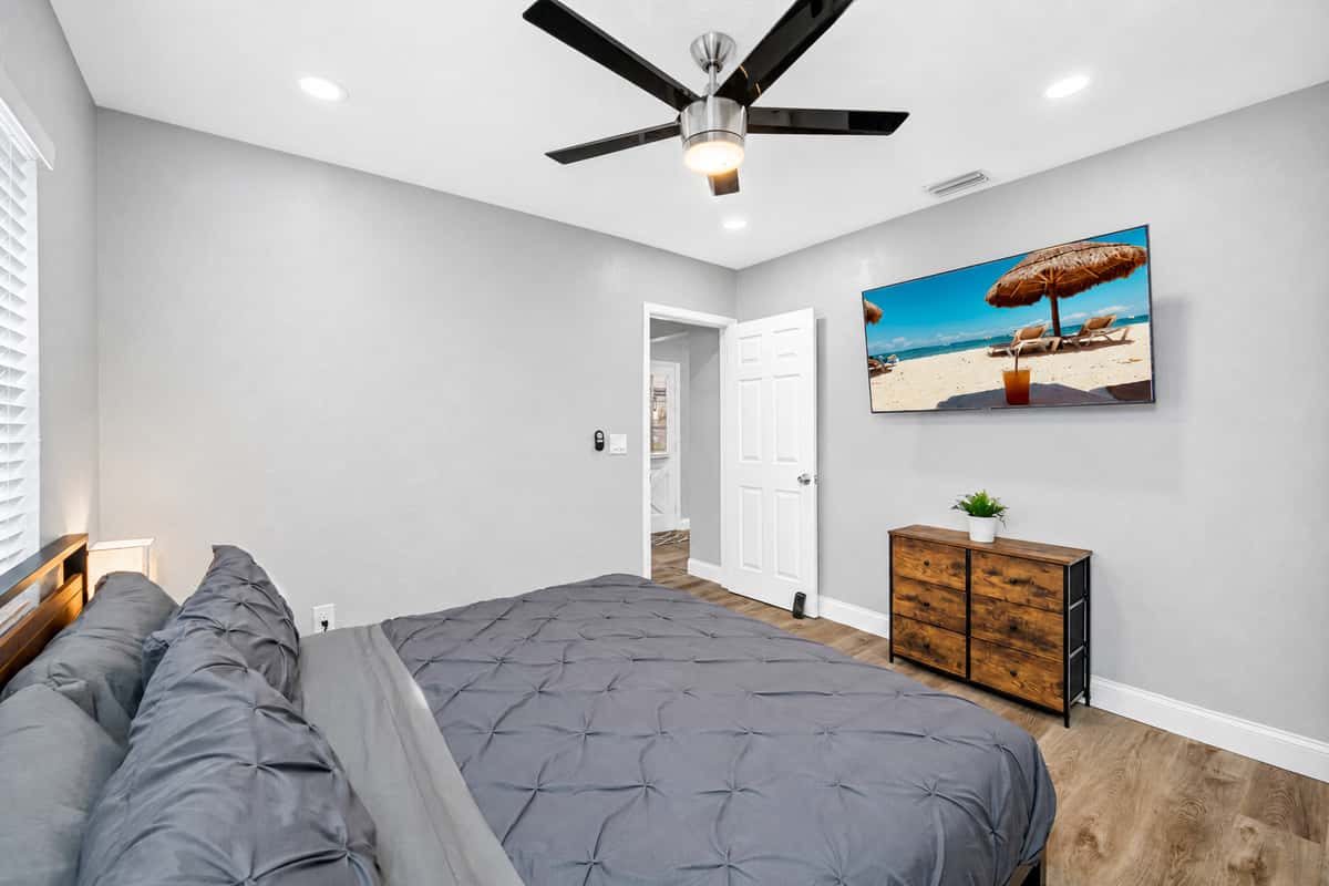 Lovely bedroom that has comfy king sized bed, night stand, drawers for storage and smart TV. Sleep safe and sound during your stay this wonderful house! 