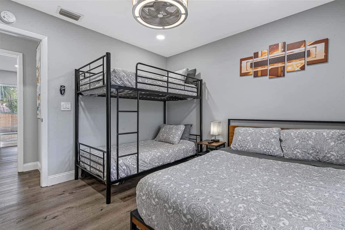 Lovely bedroom that has queen size bed, single bunkbed, drawers and a smart TV. Perfect for family with kids or an inseparable group of friends. Id you think this property suits your needs, send us an inquiry as soon as possible!