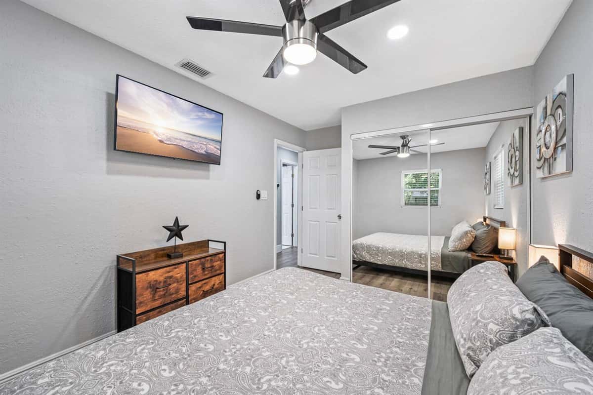 Wanna watch your favorite series or movies in your own room? We got you! This lovely room has its own smart TV! If you like this property, send us a message!