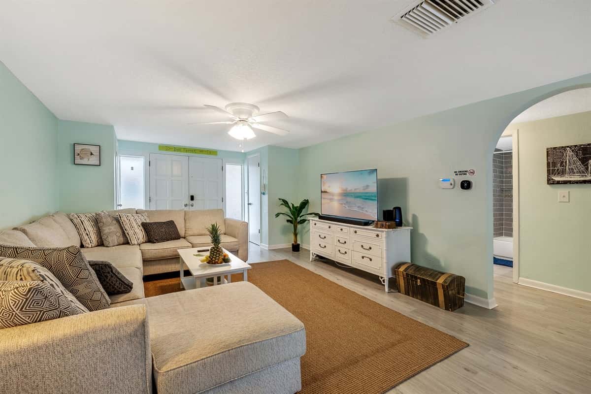 The open layout of the living space contributes to an airy and expansive atmosphere, promoting a sense of freedom and ease.