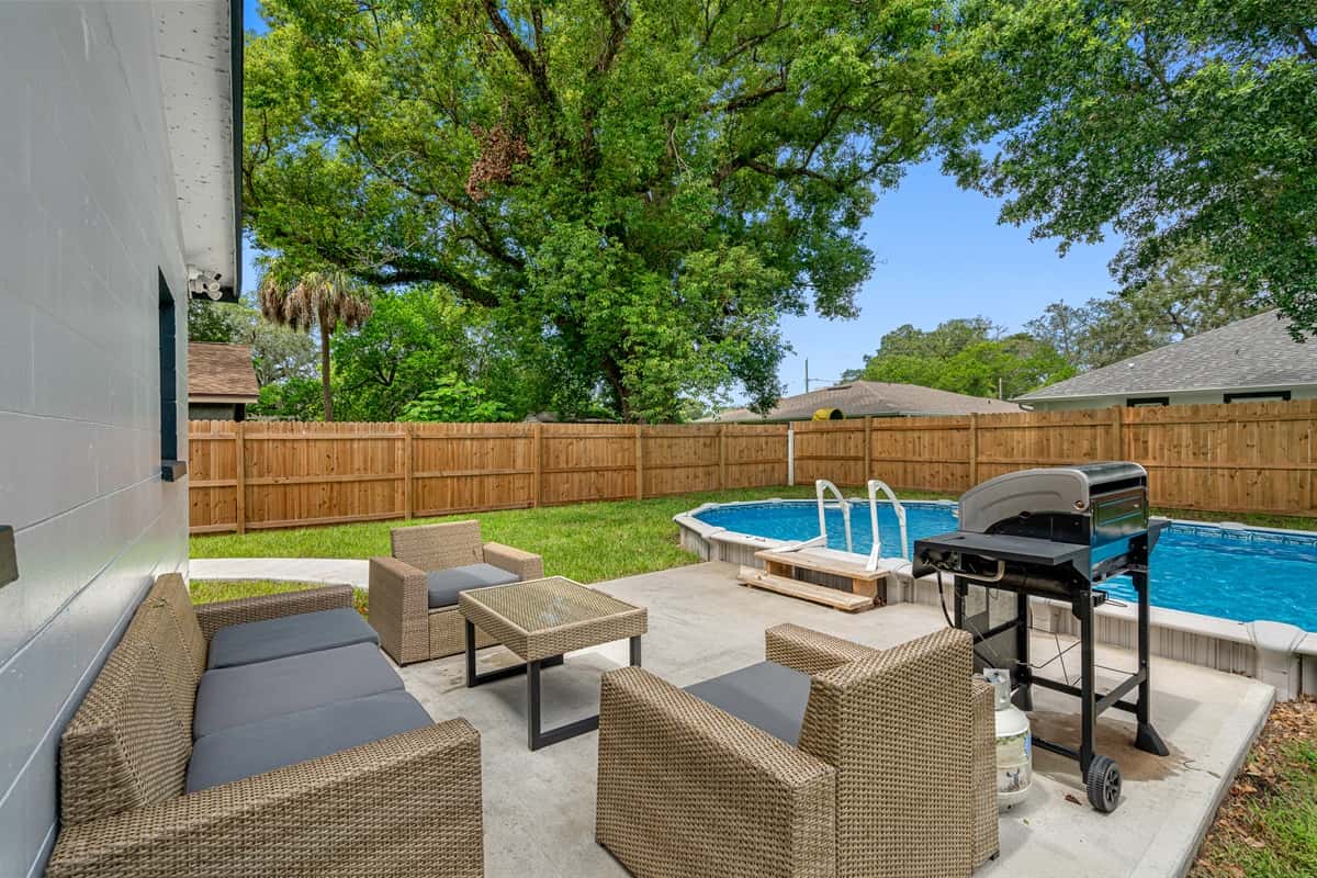 Sunlit Pool Haven — photo 2