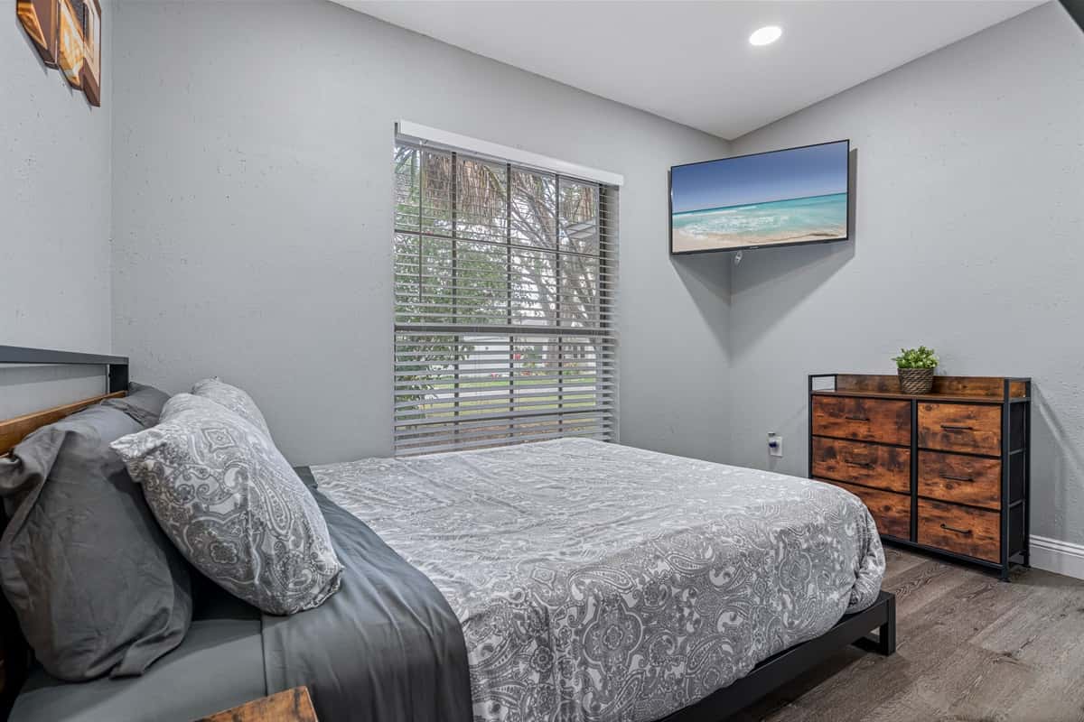 Never worry about the comfort on your stay with us. This wonderful bedroom with queen size bed, single bunkbed, drawers for storage and a smart TV. 