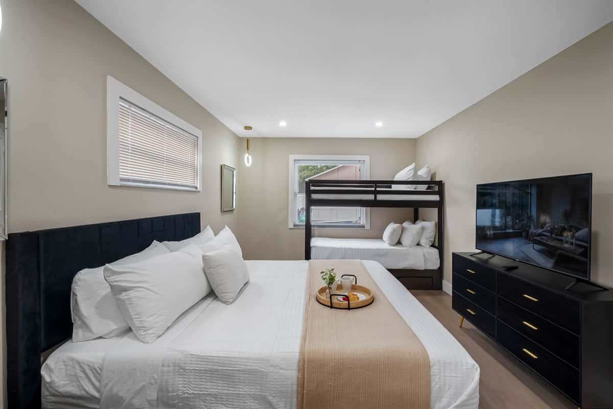 Plenty of room for everyone! A luxurious king bed and a bunk bed make this ideal for families or groups.