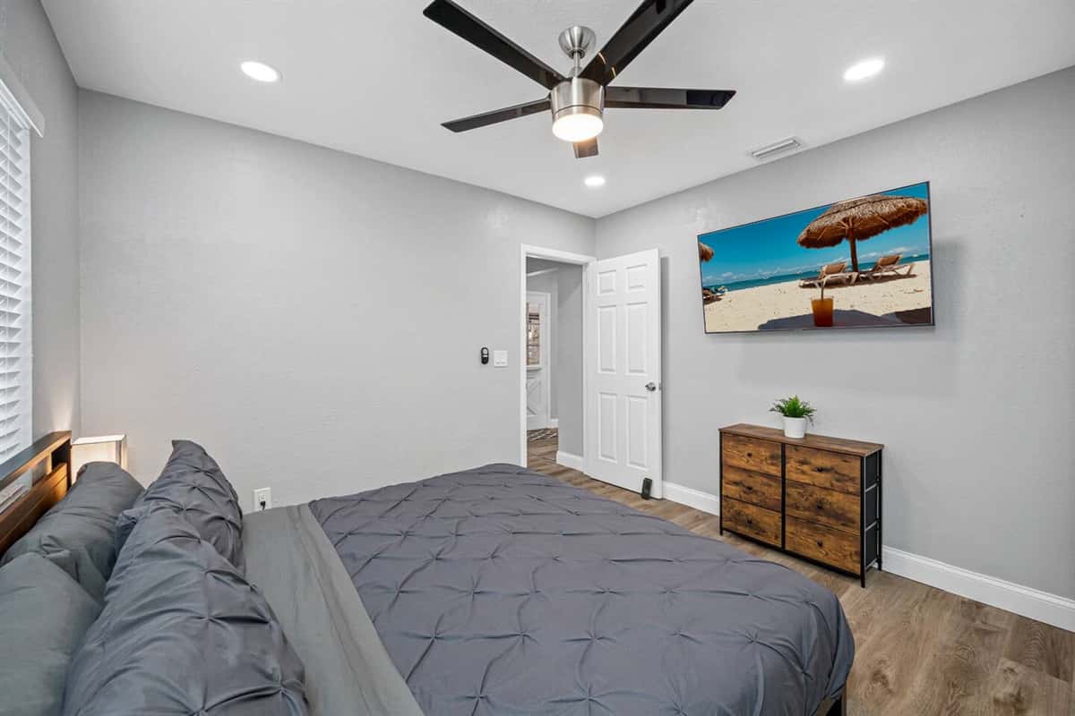 Lovely bedroom that has comfy king sized bed, night stand, drawers for storage and smart TV. Sleep safe and sound during your stay this wonderful house! 