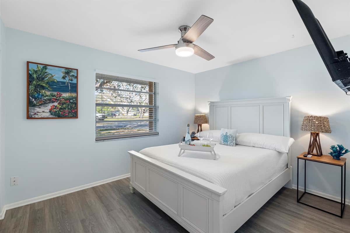Designed with comfort and convenience in mind, the room includes a nightstand with a reading lamp, allowing guests to enjoy a book or wind down with soft lighting.