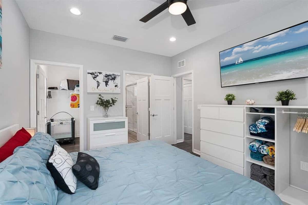 Cozy bedroom with single bunkbed, king sized bed, drawers for storage and smart TV. Ideal room for a family with kids or a group of friends. 