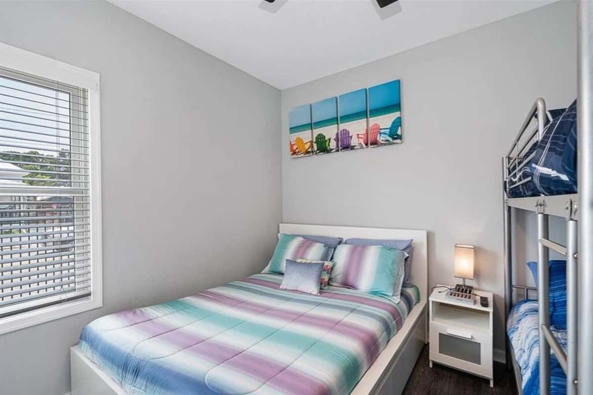 Incredible bedroom that has queen size bed, single bunkbed, drawers and a smart TV. Great for family with kids or an inseparable group of friends. If you think this property suits your needs, send us an inquiry as soon as possible!