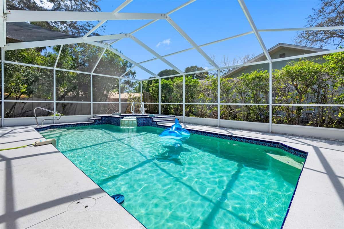Tropical Pool Haven — photo 2