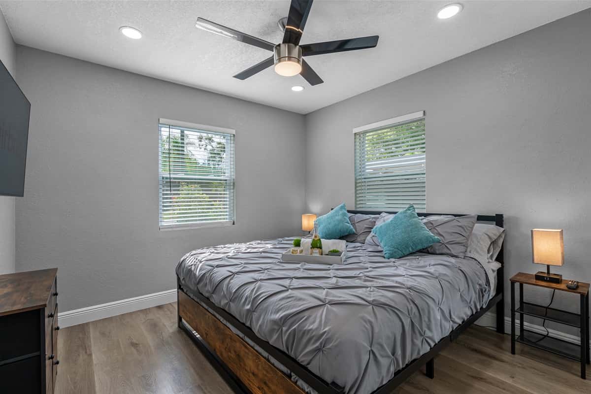 Enjoy the comfort while staying at your home far from home.Lovely bedroom with king-size bed, smart TV and own bathroom. Do you love what you see? Don't think twice and send us an inquiry as soon as possible!