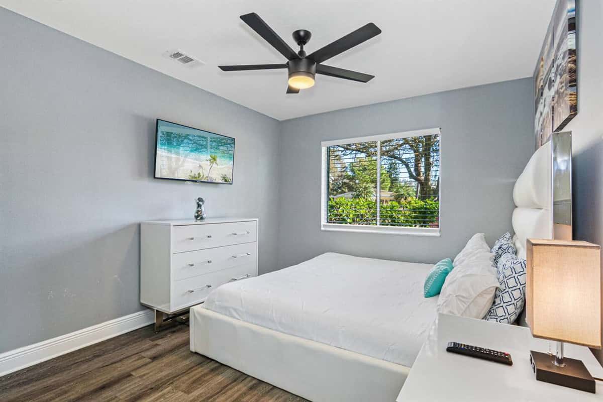 Relax after a long day of activities with family and friends. Have an amazing sleep in this beautiful room that has a queen-size bed, TV, drawers, and closet. 