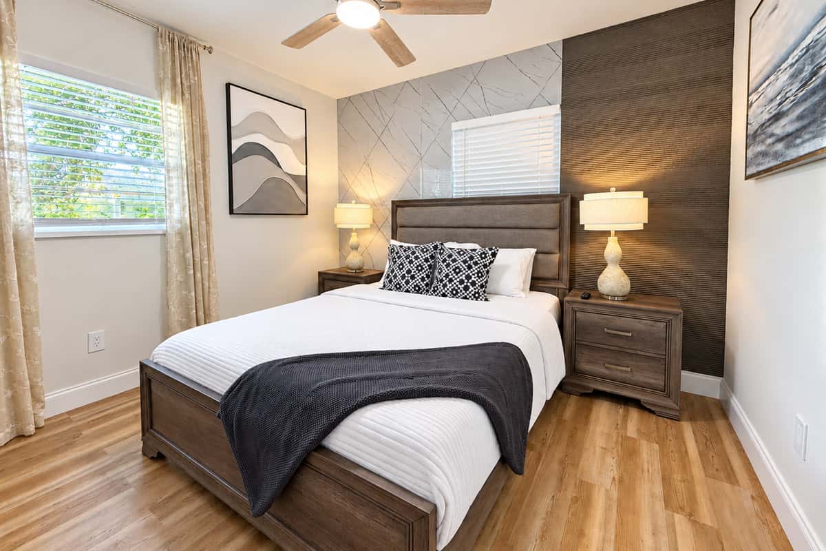 Quiet, cozy, and all yours after a long day. Bedroom 2 offers a queen bed, smart TV, bedside lamps and a ceiling fan, a calm space to recharge after the dock, the Riverwalk or a day exploring Tampa Bay.