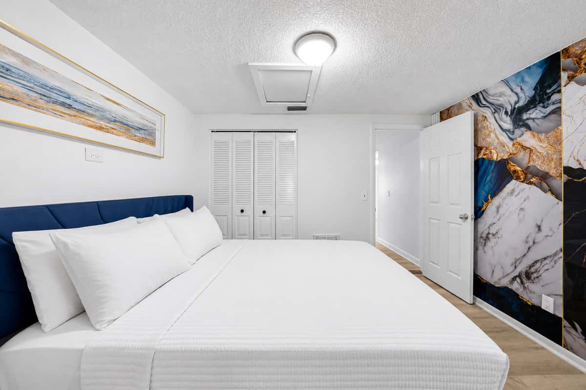 Perfect for families and groups, this connected bedroom suite offers flexible sleeping arrangements and added privacy. The first bedroom features a comfortable queen-size bed, while the adjoining bedroom includes a queen-size bed, and a twin bed.