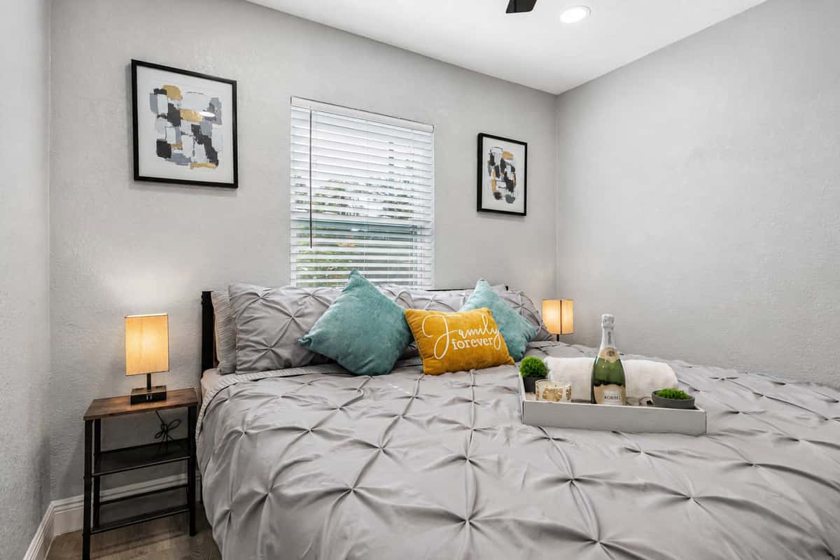Relax after a long day of the trip to the beach. Have an amazing sleep in this beautiful room that has a queen-size bed, TV, drawers, and closet. If you think this room is beautiful, don't hesitate and send us a message now!