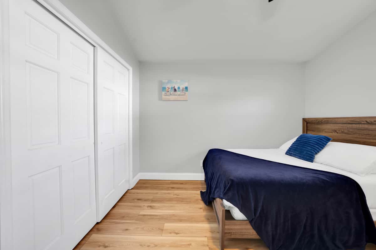 The double-and-twin room includes a full-size double bed, a separate twin bed, a large closet and a ceiling fan—an easy setup for children, friends or mixed-age groups.