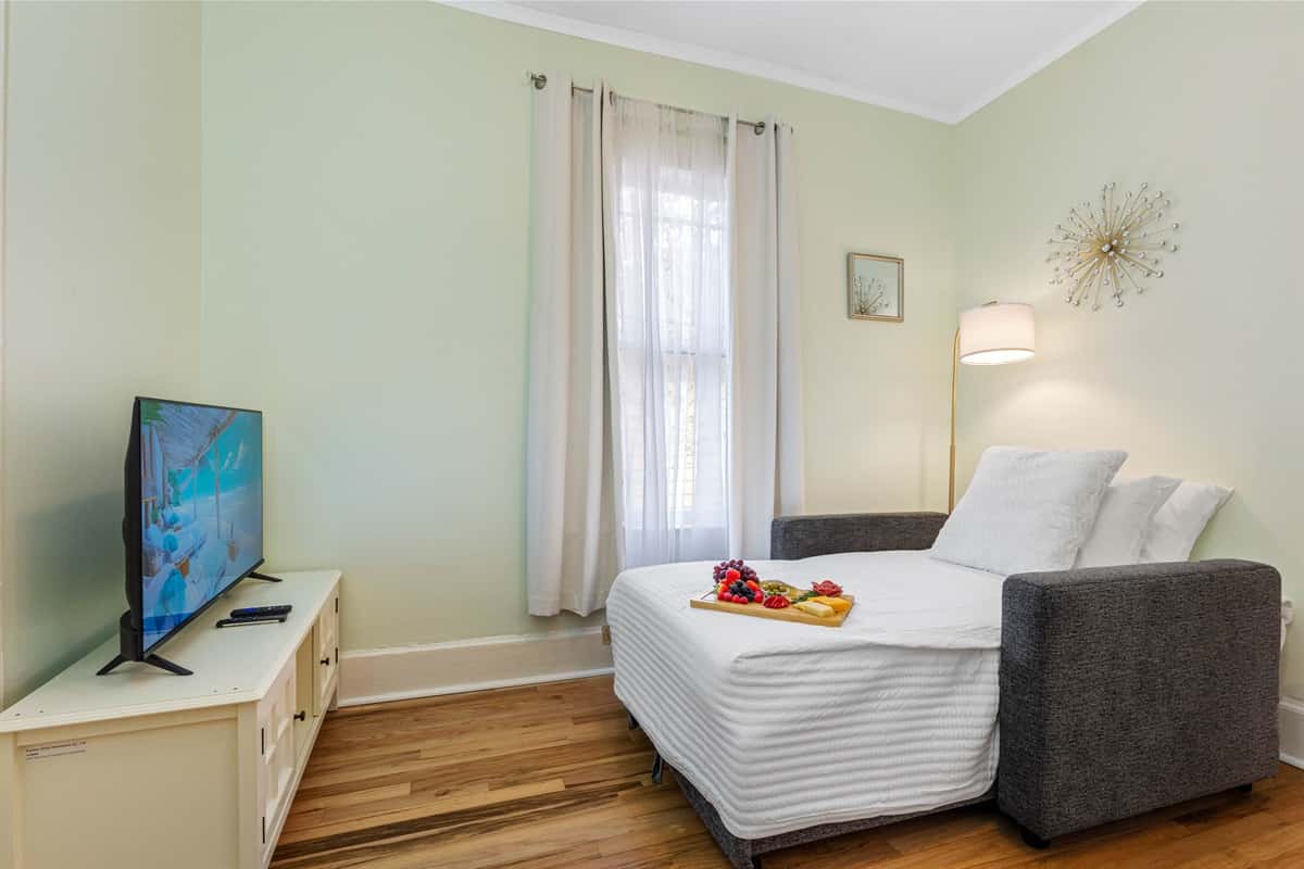 The convenient positioning of the sitting/common area, located between both bedrooms also doubles as an additional sleeping space with a comfortable sofa bed.