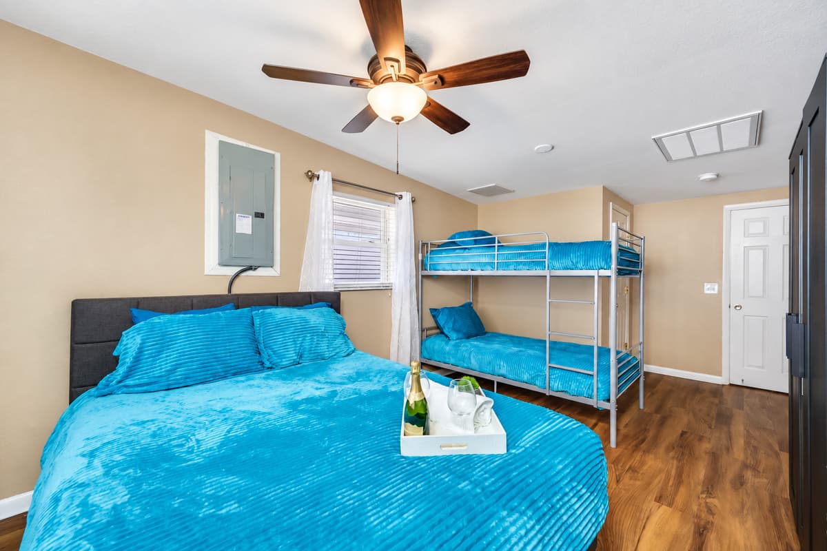 Cozy bedroom with twin bunk bed, queen-sized bed, drawers for storage, and smart TV. Ideal room for a family with kids or a group of friends. Tell us what you think of the property. Send us an inquiry now!
