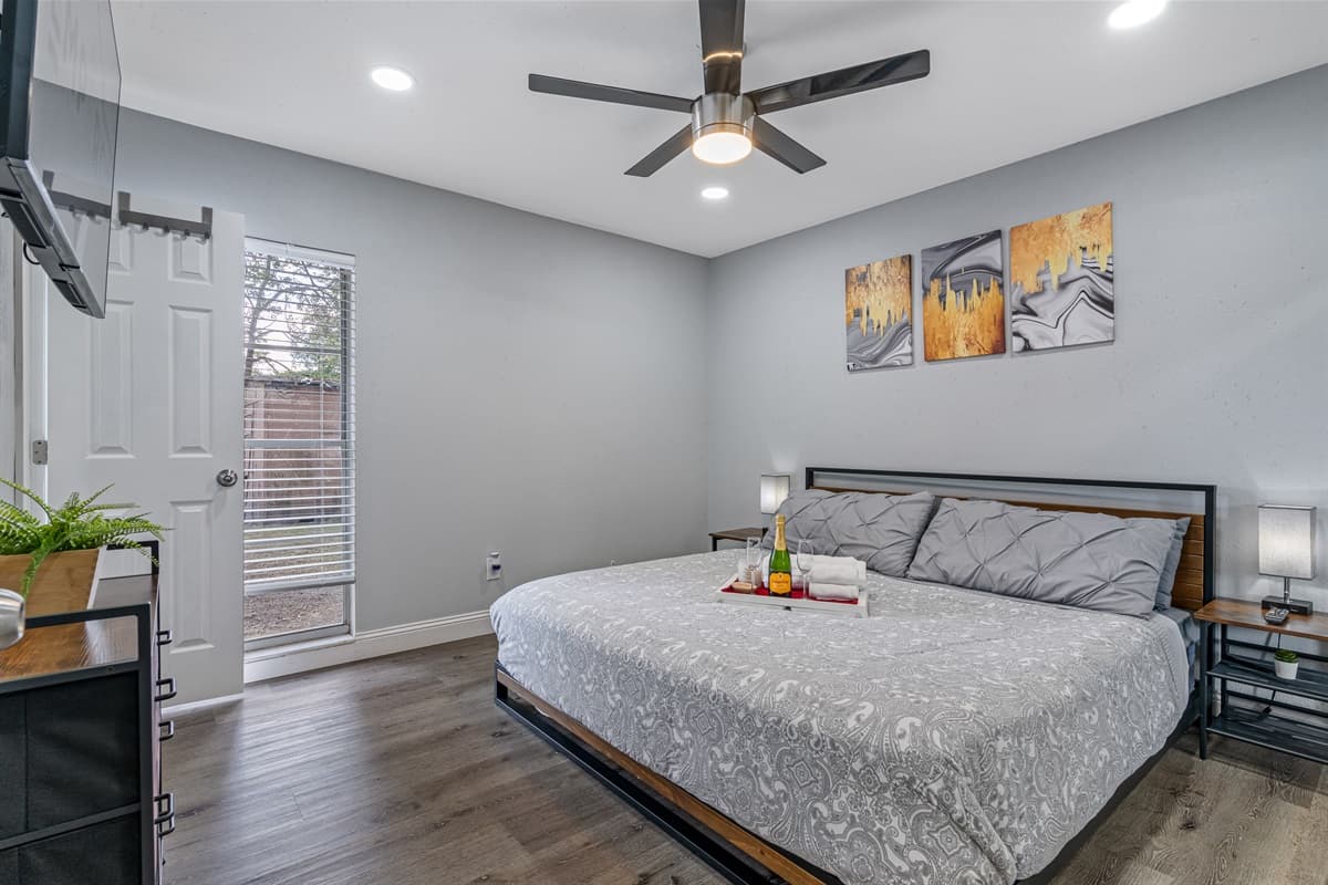 Elegant bedroom with king size bed, smart TV and own bathroom. Enjoy the comfort while staying at your home far from home. Do you love what you see? Don't think twice and send us an inquiry as soon as possible!