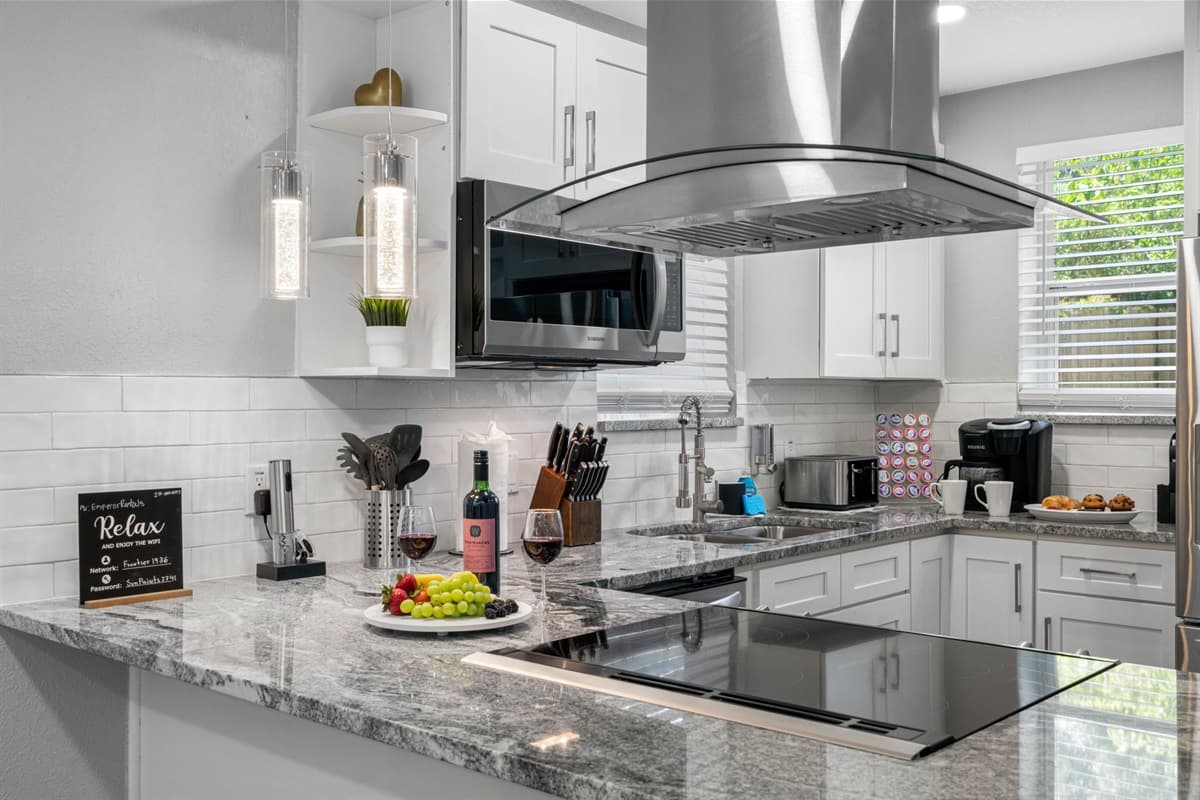 This kitchen combines elegance and functionality, making it the perfect space for both novice cooks and seasoned chefs alike.