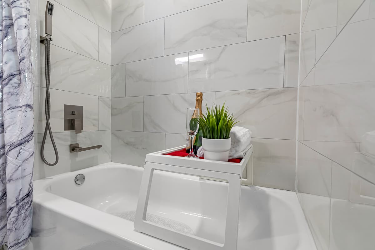 Have an amazing long bath after a long day of chatching up with famiy and friends! If you like what you see, send us an inquiry!