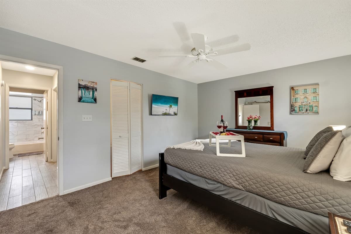 The layout of the room has been optimized to offer functionality without sacrificing aesthetics.