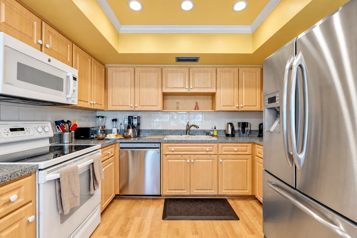 As you navigate this culinary oasis, take delight in the abundance of storage space and thoughtful organization solutions that make meal preparation a breeze.