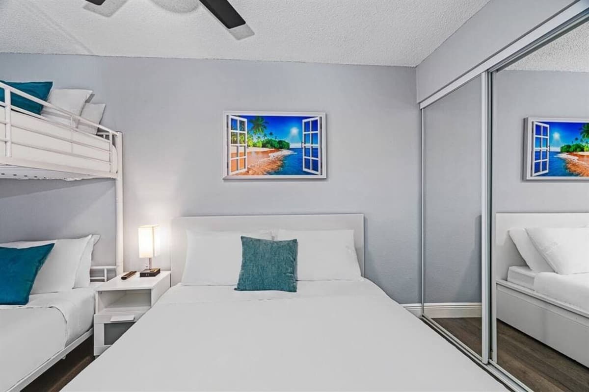Amazing bedrooms with a beautiful queen size bed, single bunkbed, smart TV, full sized mirror closets for storage. Perfect room for family or group of friends. Are you interested in this property, send us an inquiry now!