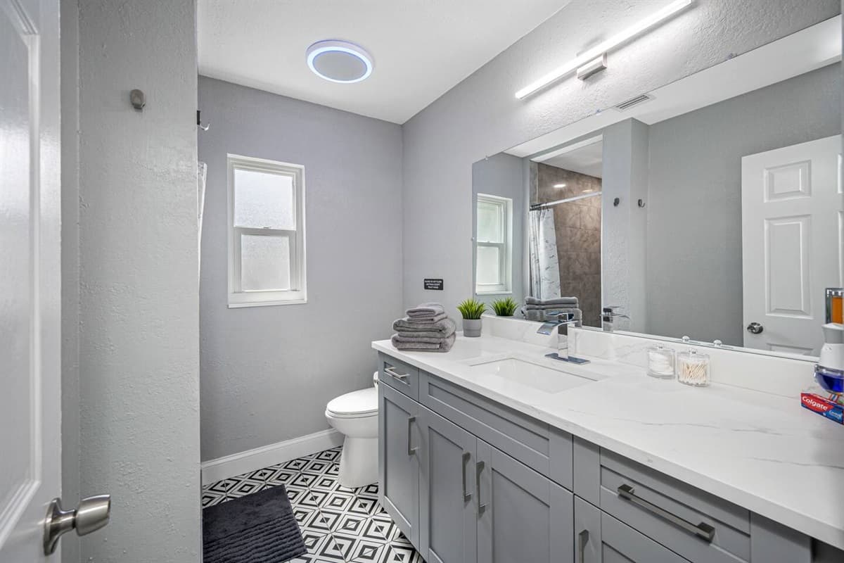 Immaculate bathroom with beautiful sink, walk in shower and toilet. Enjoy a relaxing bath after in our amazing and spacious bathtub. If you like this property, send us an inquiry as soon as possible.