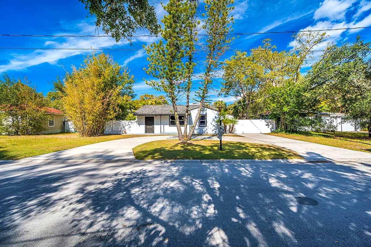 Front view of the house showcasing the driveway where you can park your cars