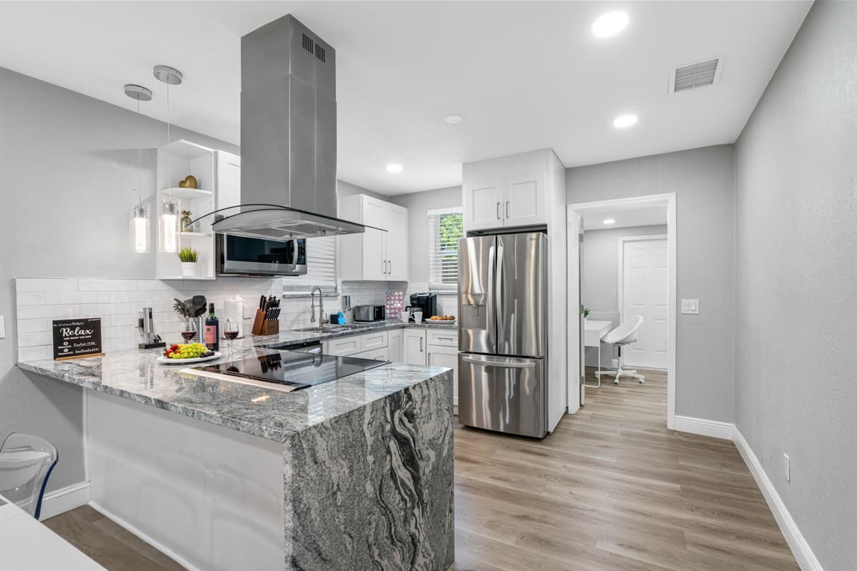At the heart of the kitchen is a stunning countertop, crafted from high-quality materials that are both durable and visually appealing.