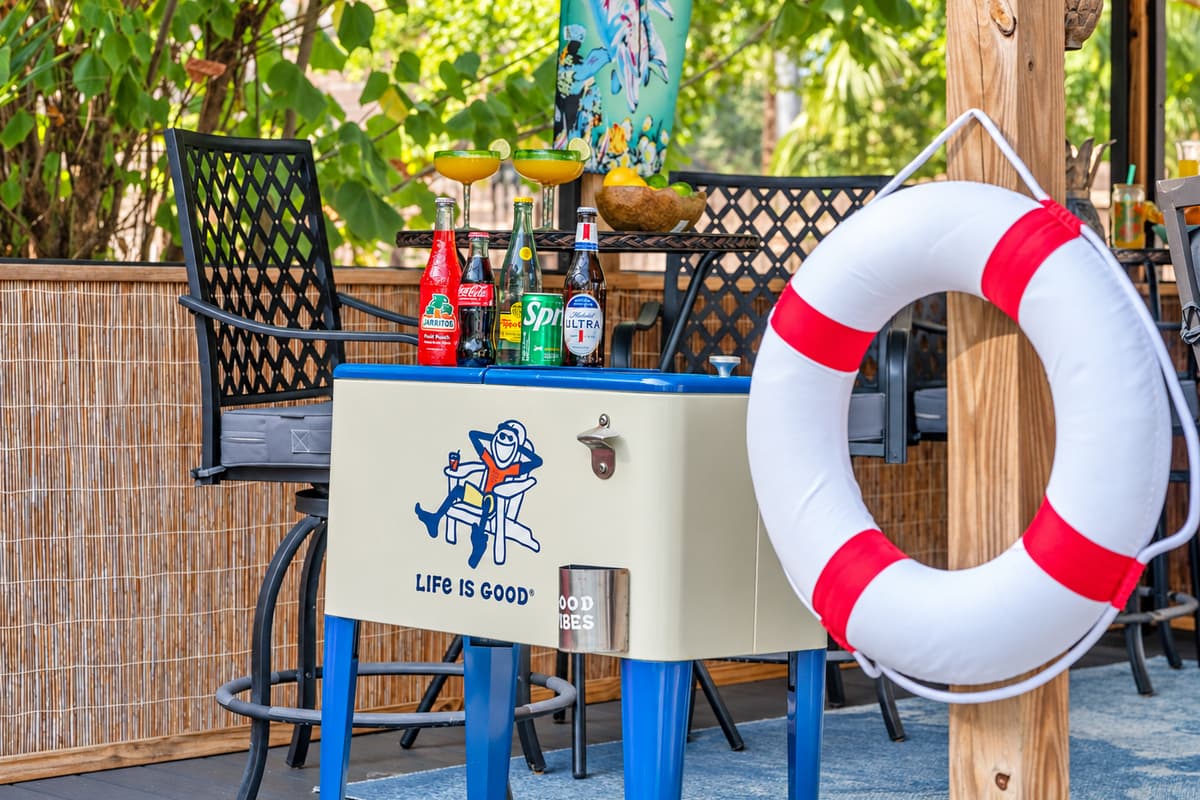 Enjoy cold drinks from the cooler, catch a game on the outdoor TV, or relax under the string lights as you hang out poolside. It’s the ultimate hangout spot!
