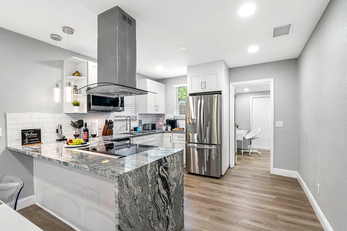 At the heart of the kitchen is a stunning countertop, crafted from high-quality materials that are both durable and visually appealing.