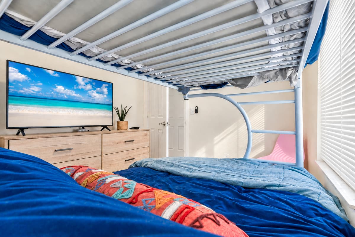 This lovely room has a comfortable single over twin bunkbed, drawers for storage, and its own smart TV! Enjoy your time bonding with loved ones! Inquire now!