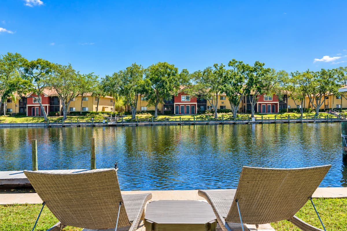 Wouldn't it be nice to relax and make memories with family and friends in this wonderful property with a lake view? If you like this property, send us a message now!
