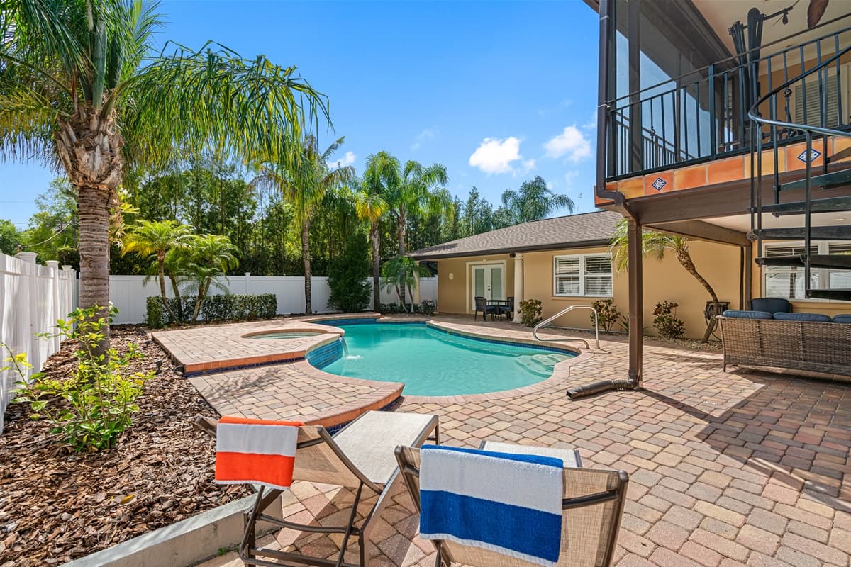 With a stunning pool, comfortable seating options, and a warm and welcoming atmosphere, you're sure to have a blast and create some unforgettable memories.
