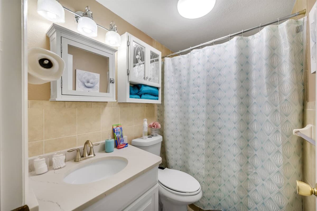 Completely modern and spacious bathroom with bathtub, sink, toilet, and walk-in shower. Enjoy a relaxing bath after a long day of travel from your home to your home away from home. If you like this property, send us a message now!