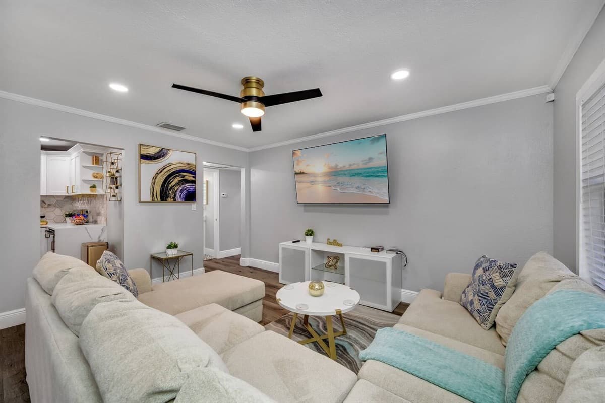 Never miss an episode of your favorite series while on vacation while relaxing. Our beautiful living area has a smart TV and a comfortable and modern L-shaped couch. 