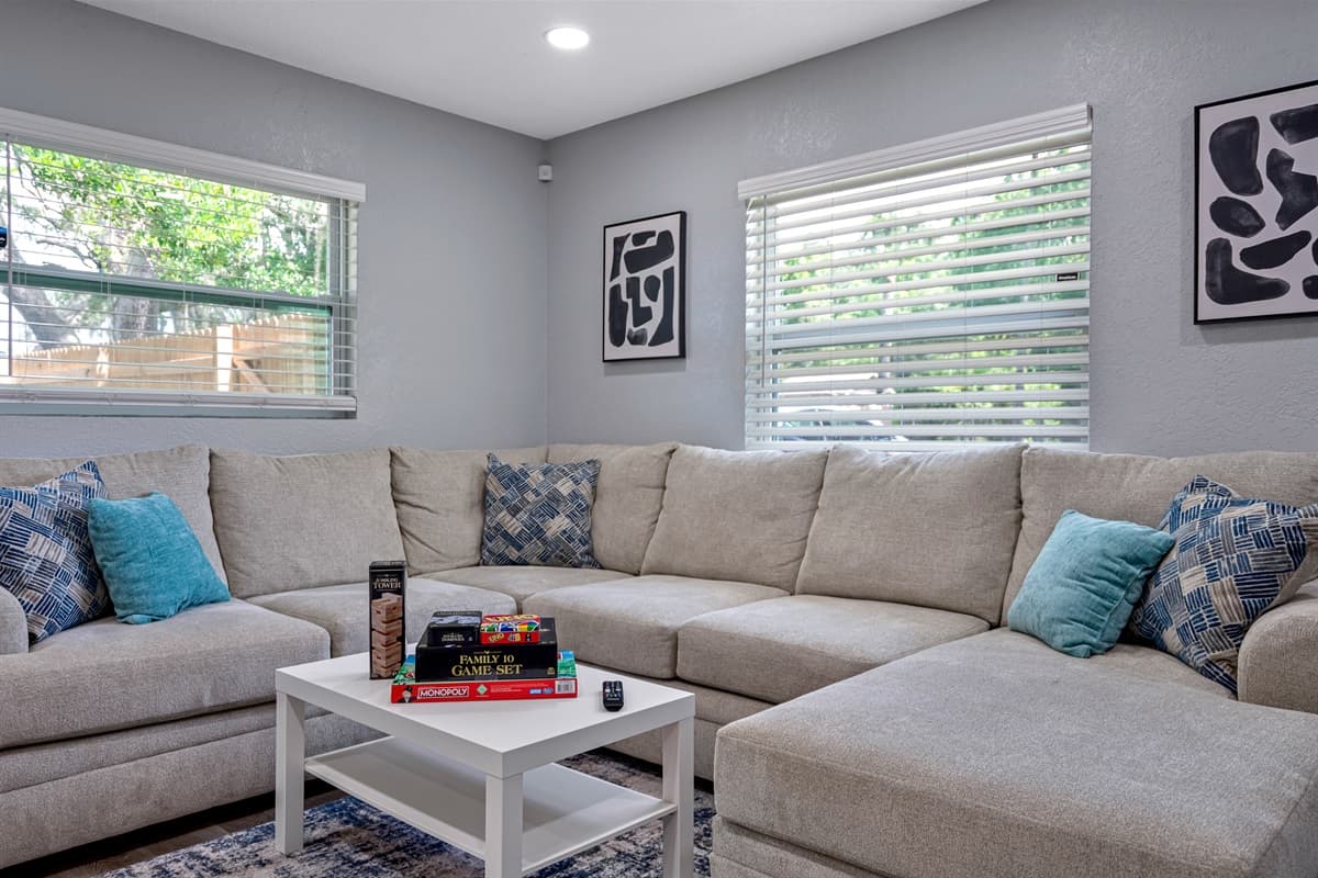 Feel refreshed in our beautiful and cozy living area with a lovely modern couch! Have an amazing time with family and friends! Don't hesitate to send us a message! Inquire now!