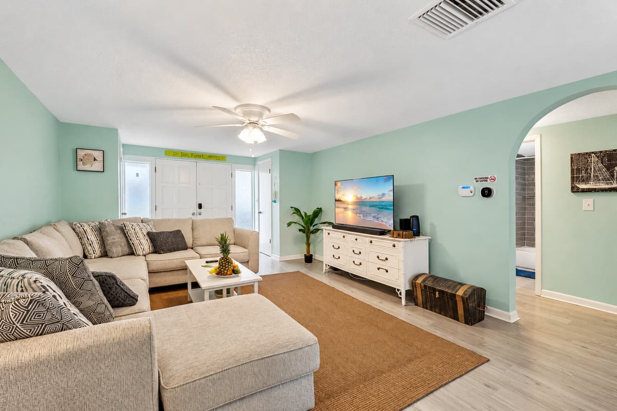 The open layout of the living space contributes to an airy and expansive atmosphere, promoting a sense of freedom and ease.