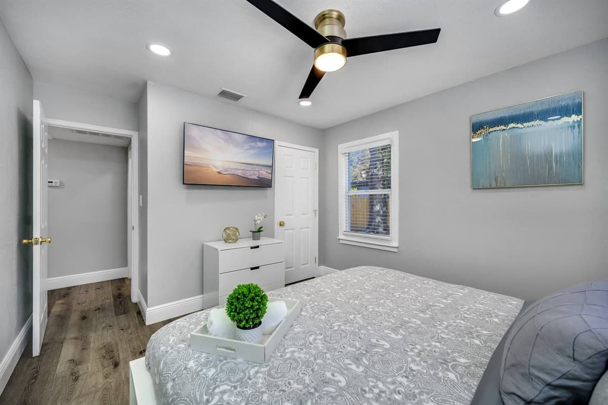 Relax after a long day of activities with family and friends. Have an amazing sleep in this beautiful room that has a queen-size bed, TV, drawers, and closet. 