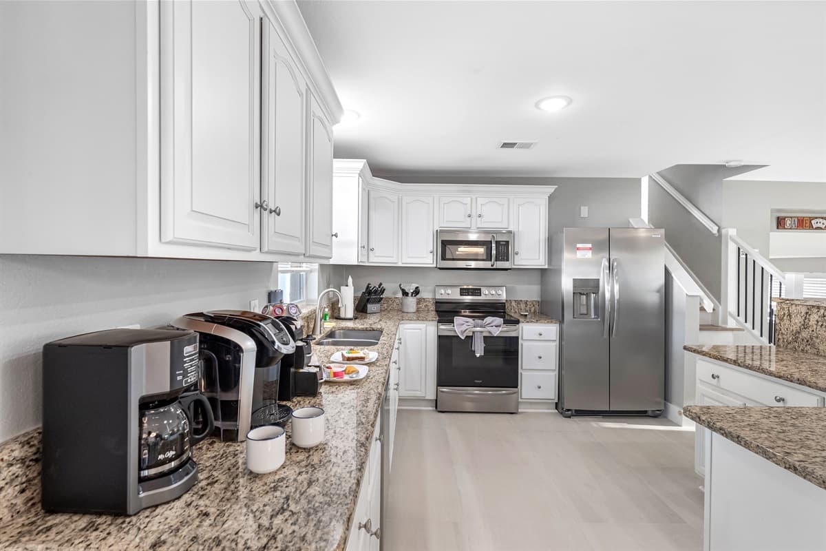 Beautiful modern Kitchen that has everything that you would need in channeling your inner chef abilities. Nothing beats home cooked meals with family and friends.