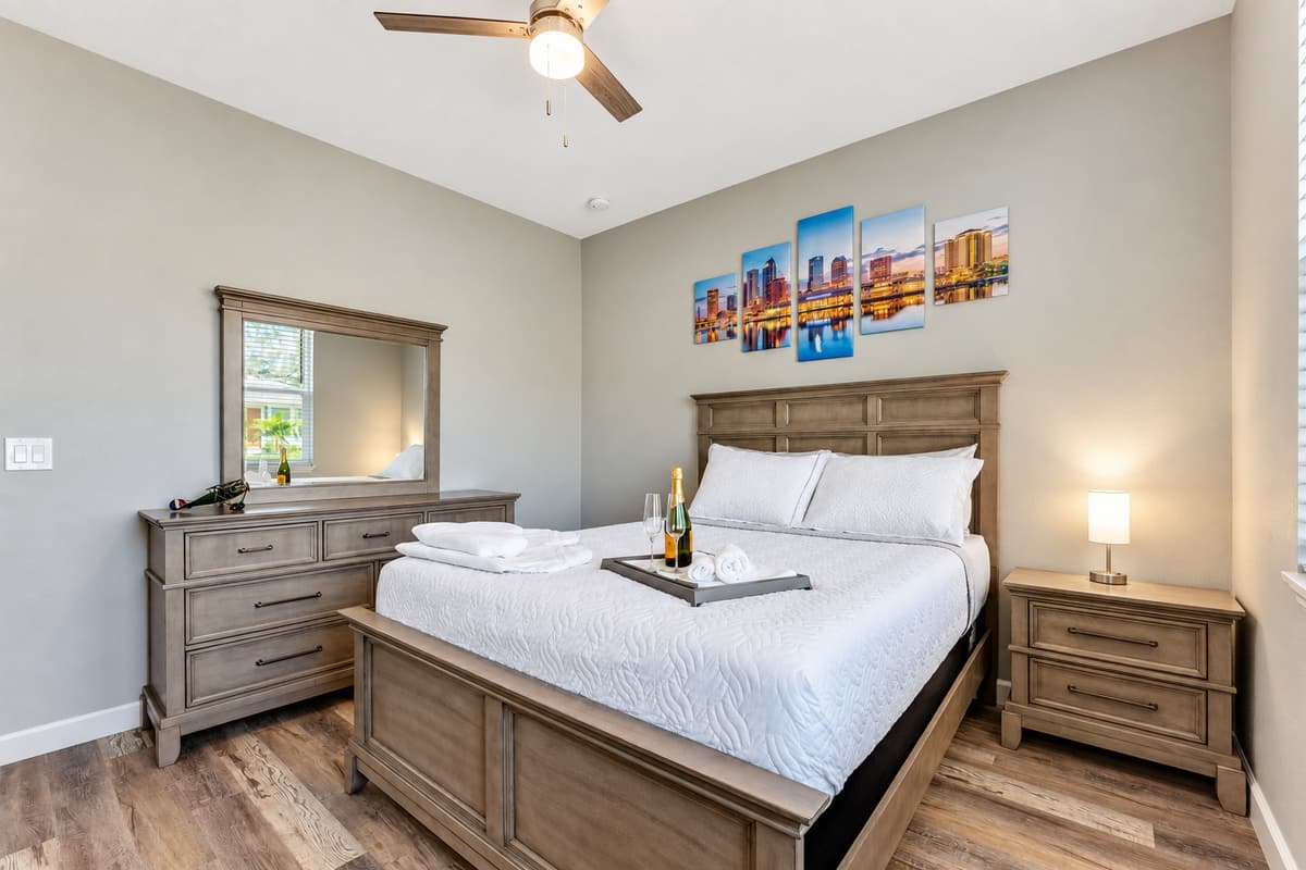 Featuring a spacious king-size bed, you'll sink into a plush mattress adorned with soft linens for a restful night's sleep.