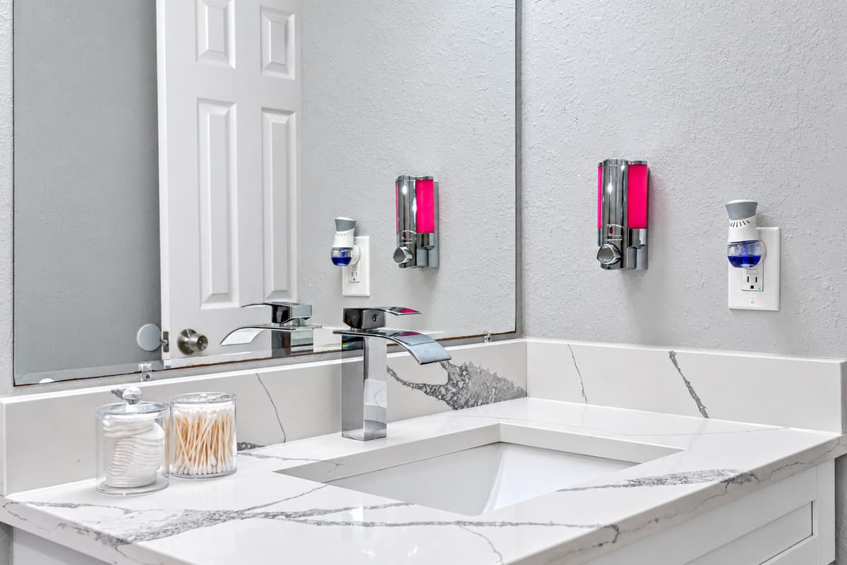 Great bathroom with toilet, a sink and a shower and bathtub combo. Feel fresh and clean after a long day of travel from your home to your home away from home. If you are interested in this property, send us an inquiry now!