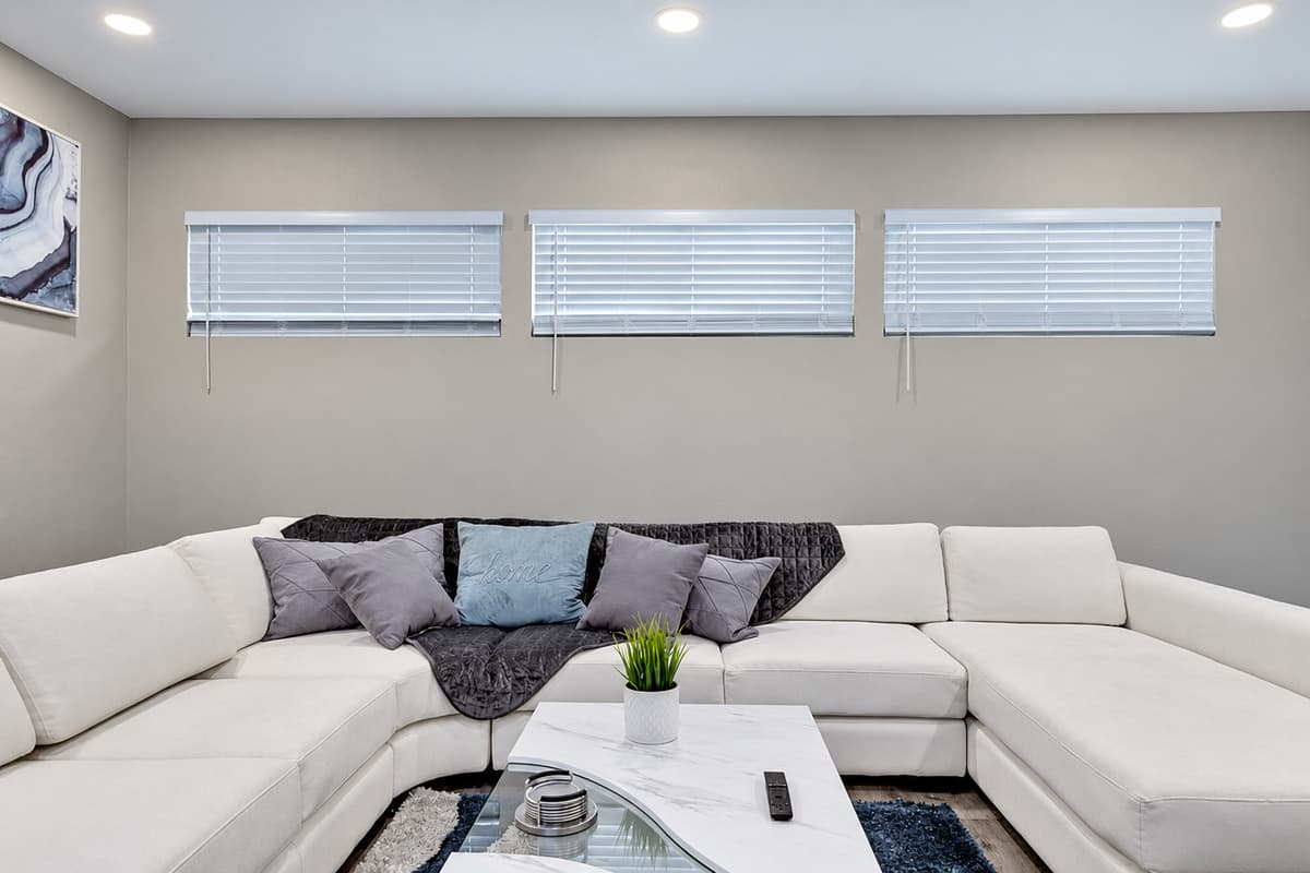Never worry about seating capacity beacause our elegant L-shaped couch is big enough to make everyone feel comfortable and relaxed. Make memories with family and friends! Don't hesitate to send us a message! Book now!
