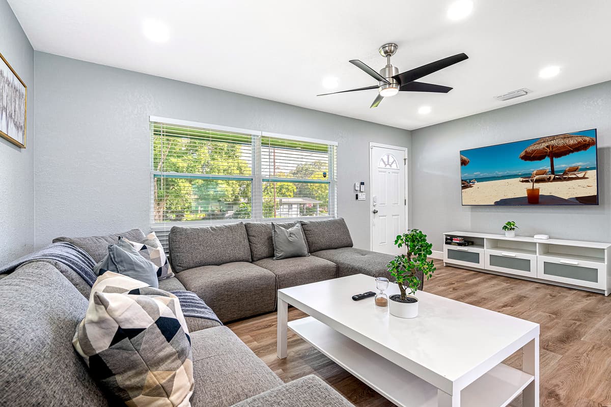 Bond and make wonderful memories with family and friends in this impeccable living area! Don't hesitate to send us a message if you have any questions!