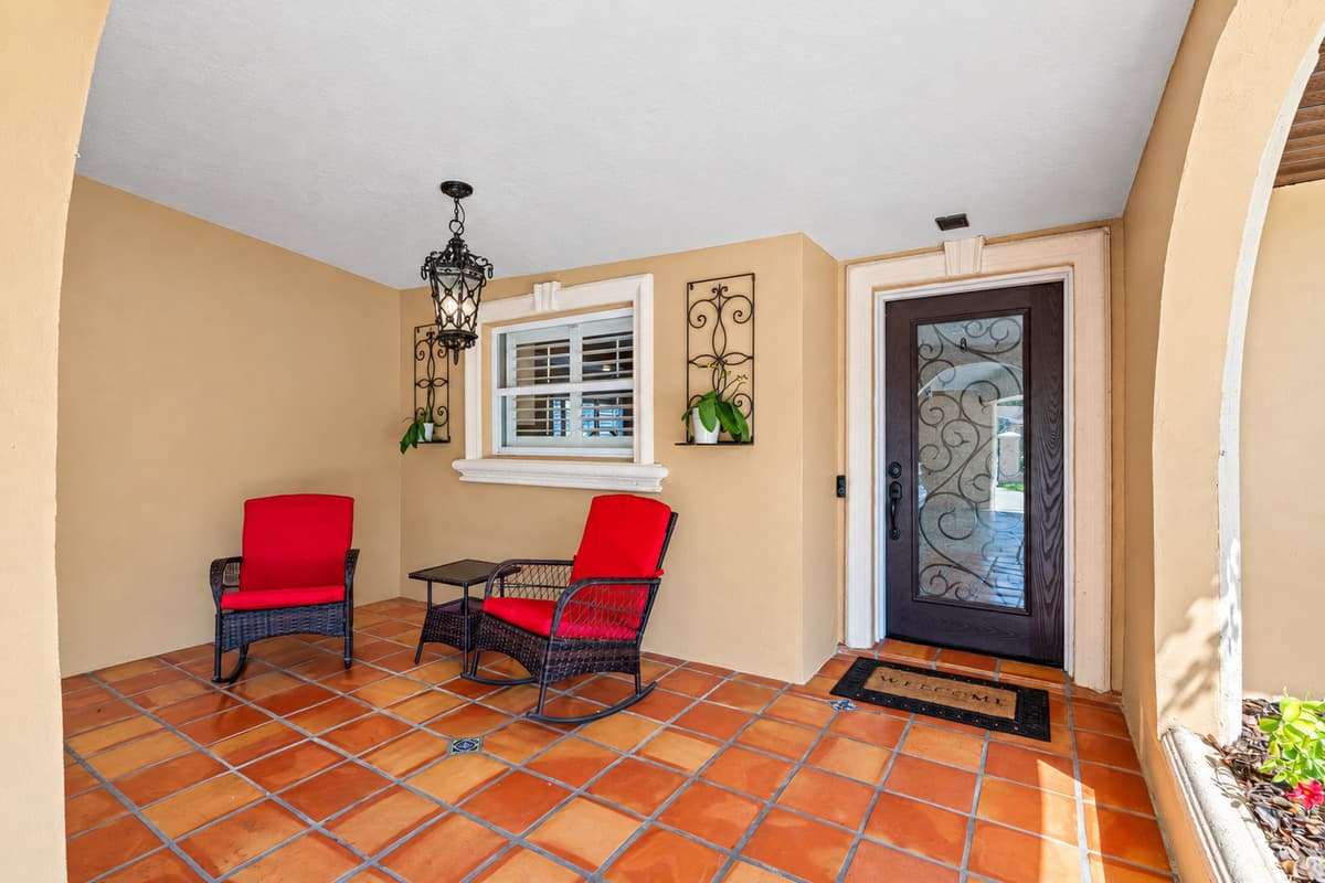 With plenty of seating options, you'll have all the space you need to relax and socialize.