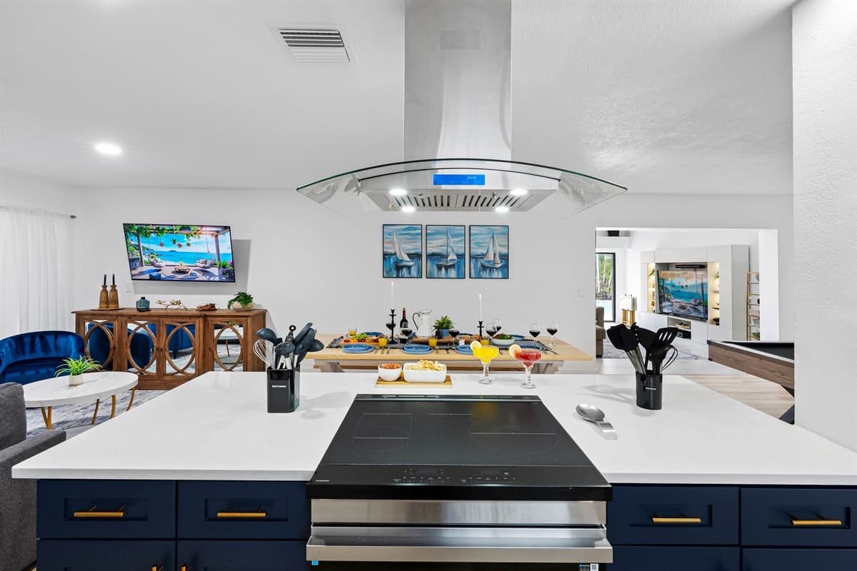 Whether you're prepping a family feast or a beach picnic, this kitchen delivers.
