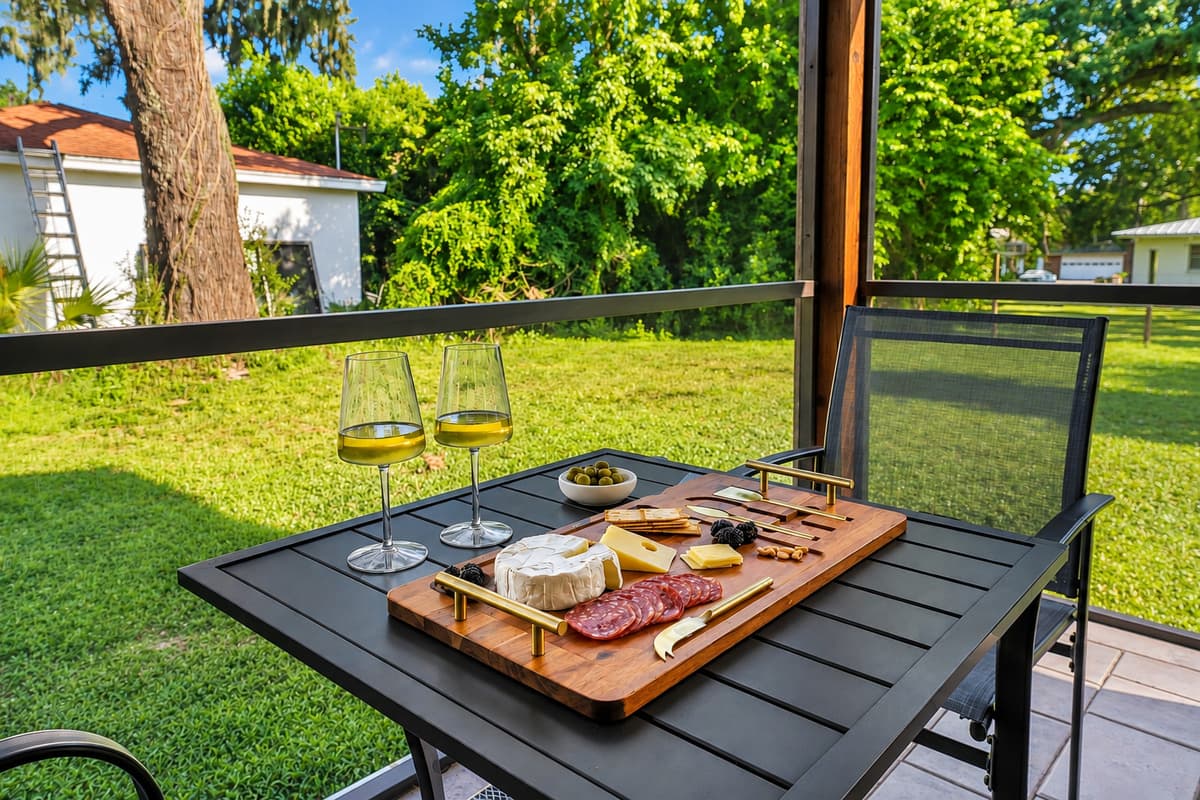 The one Florida dinner nobody has to cut short because of mosquitoes.